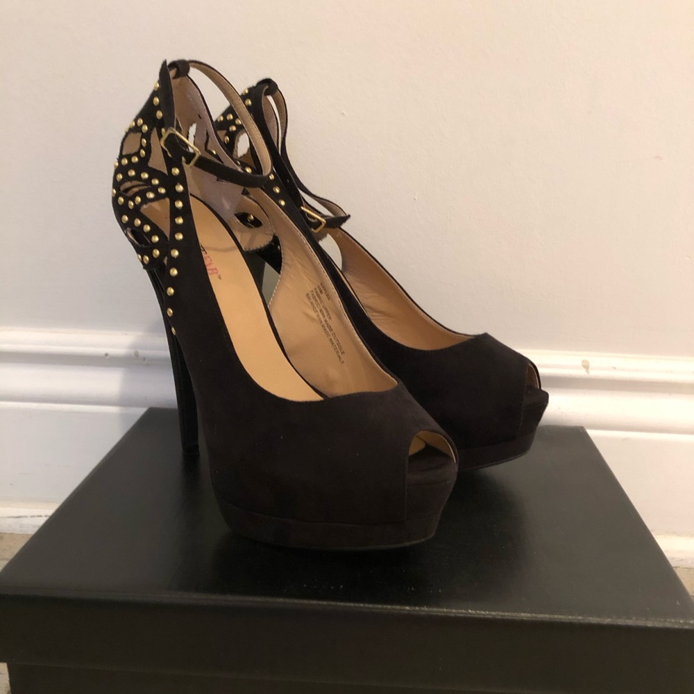 JustFab size 10 peep toe strappy pumps